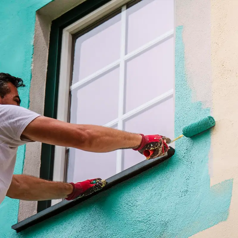 Peinture d'une façade en crépi avec un échafaudage professionnel